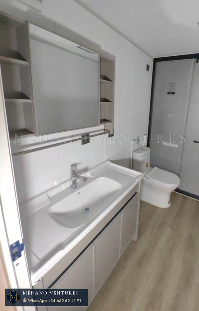 Baño blanco con espejo-armario