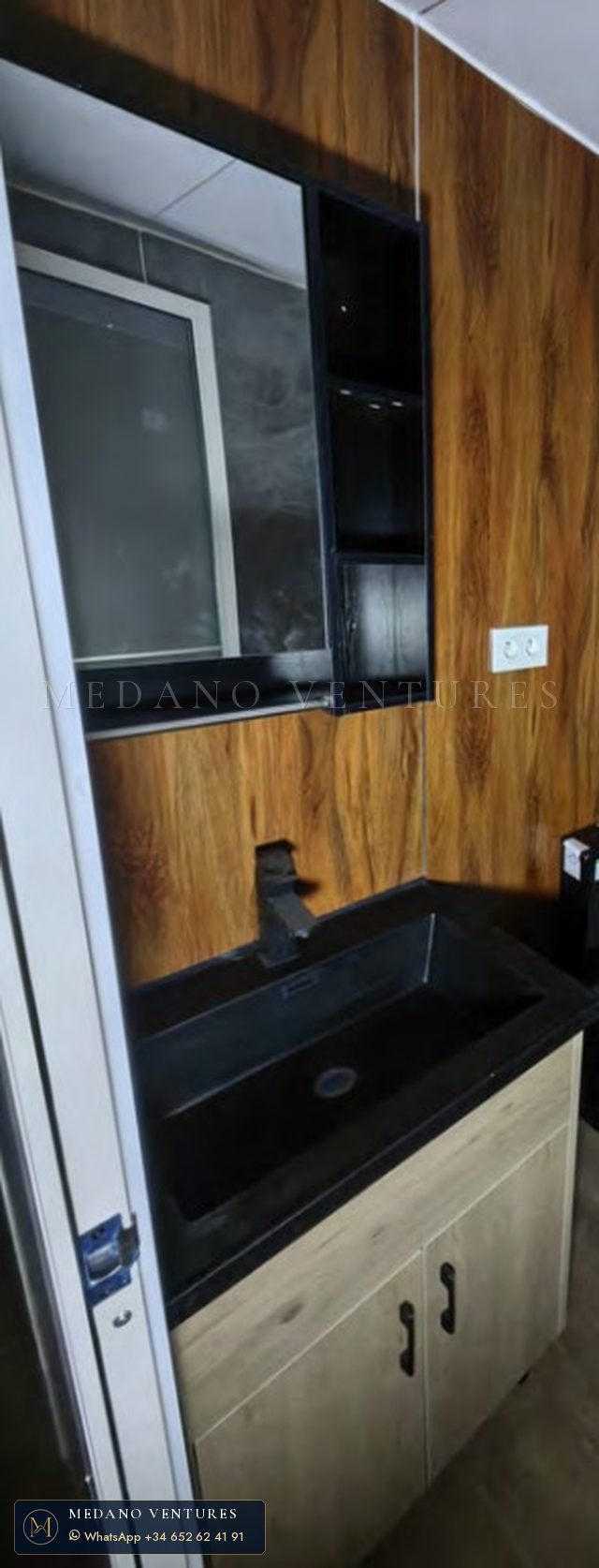 Panel imitación madera y lavabo negro
