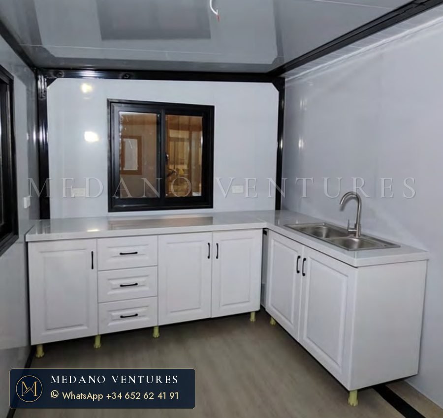 Cocina estándar en L con muebles blancos