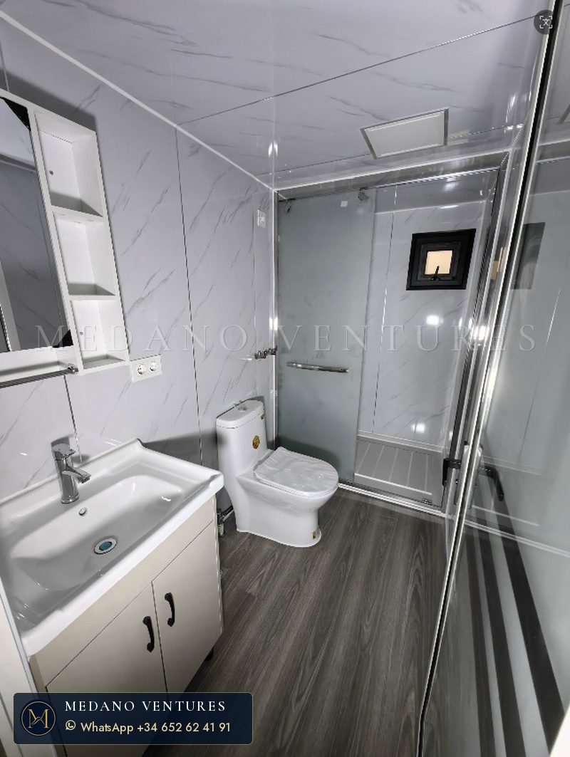 Baño estándar con ducha, inodoro y lavabo