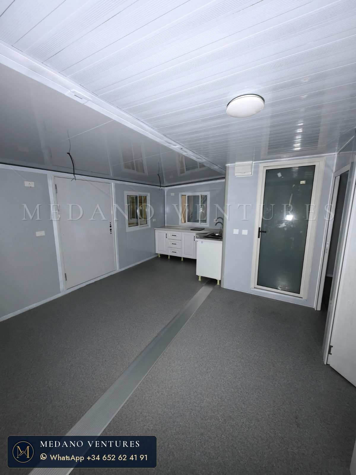 Interior: salón con cocina y entrada al baño