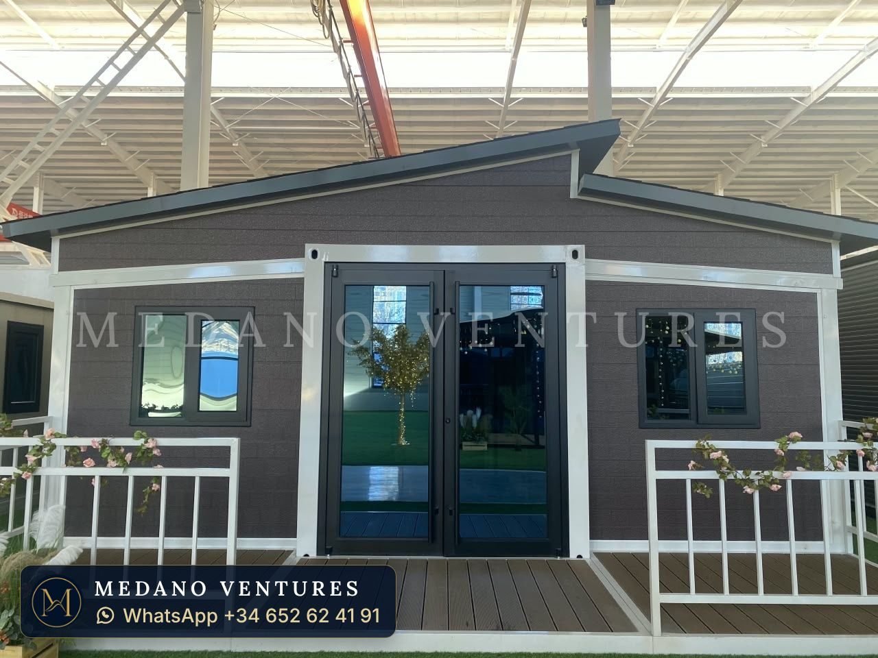 Fachada marrón con puerta acristalada y terraza
