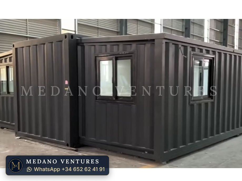 Contenedor negro con ventana