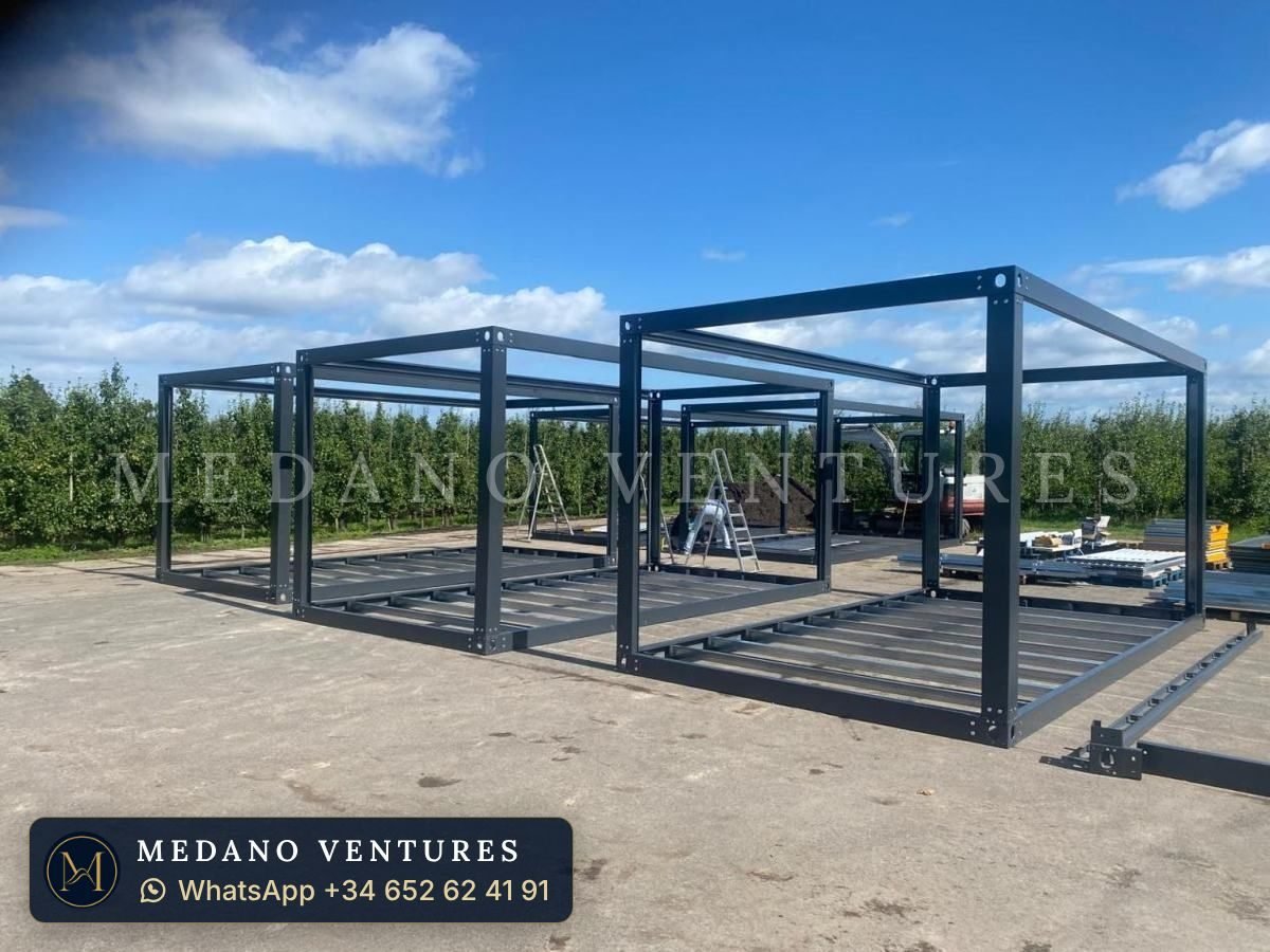 Estructura de acero galvanizado durante el montaje