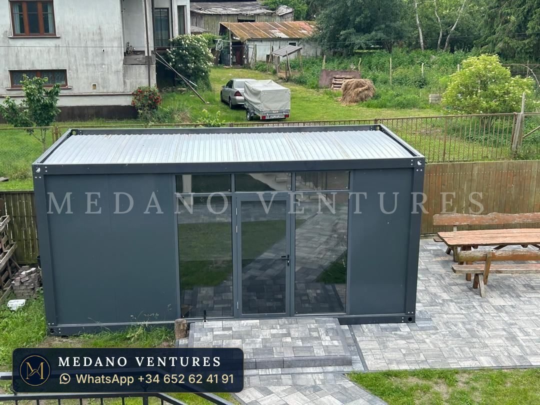 Caseta gris con frente acristalado en el jardín