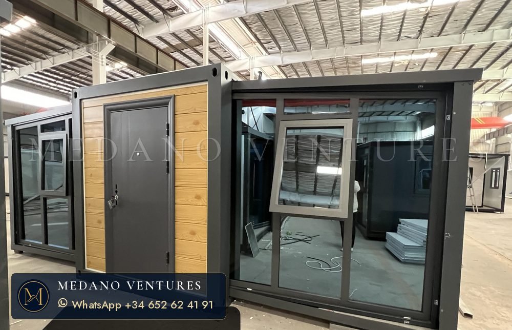 Puerta de seguridad y ventanas sobre fachada imitación madera