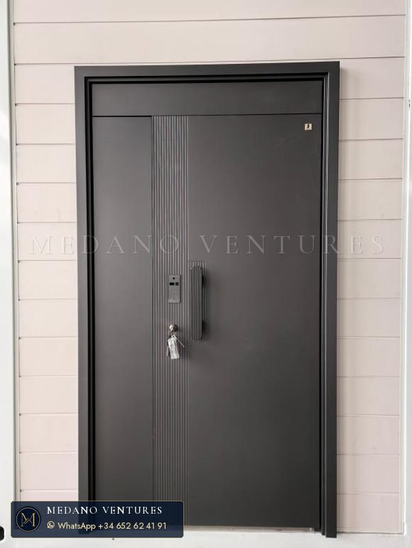 Puerta de acero con panel imitación madera