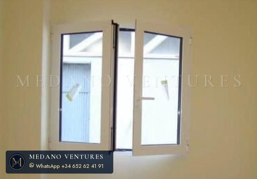 Ventana abatible blanca