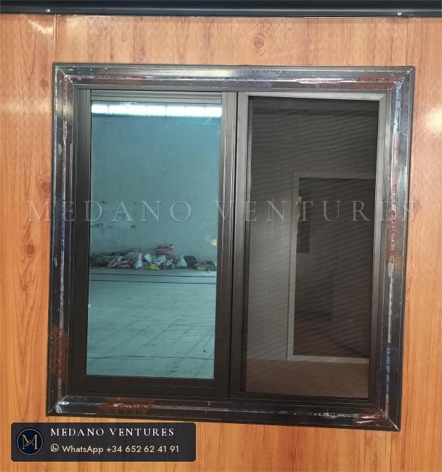 Ventana con marco imitación madera