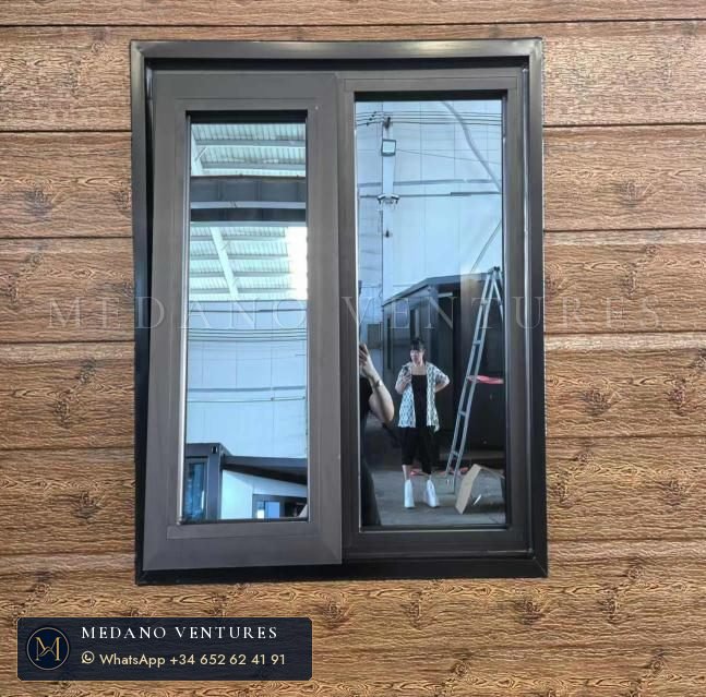 Ventana sobre fachada imitación madera