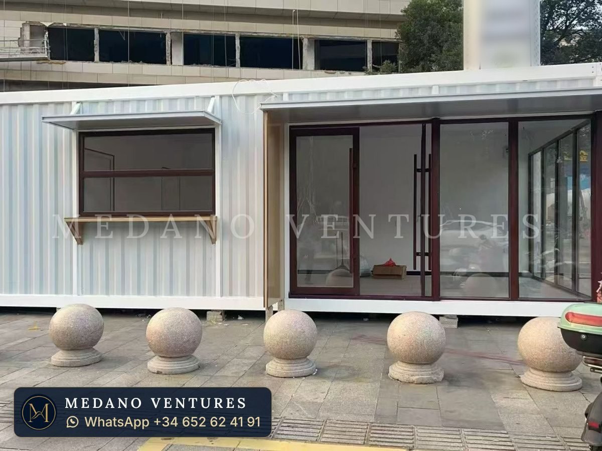 Módulo fijo tipo quiosco con ventana de mostrador y escaparate