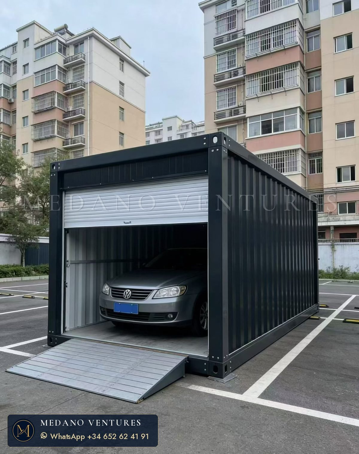Garaje modular con rampa de acceso y puerta enrollable